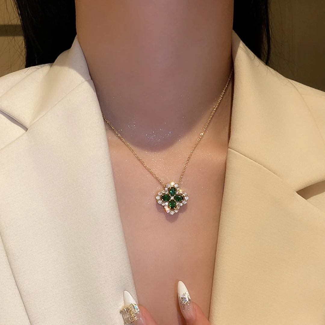 MV™ | Collier trèfle émeraude scintillant